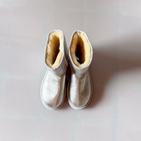NWOT UGG Classic Short Metallic Silver Shearling Boots Womens 6 - Picture 5 of 5